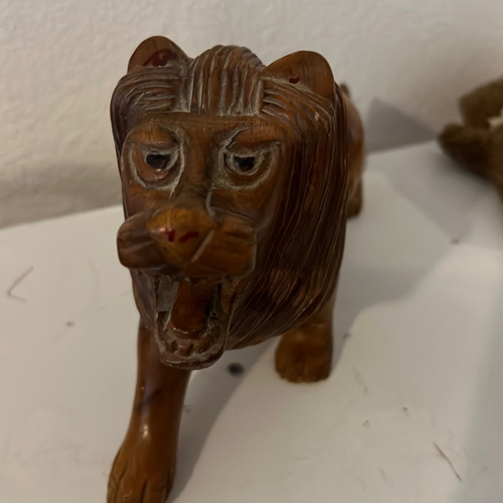 Lion shelf decoration